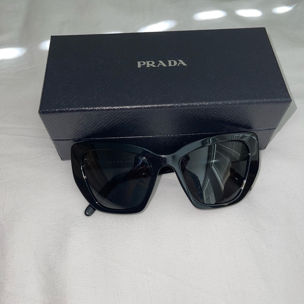 Prada Cateye Sunglasses in black!